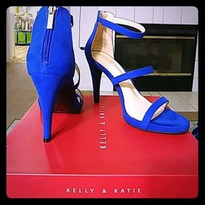 Kelly & Katie Courtnee Platform